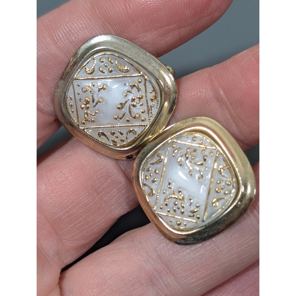Vintage White Glass Ornate Gold Tone Square Cufflinks - Picture 7 of 9